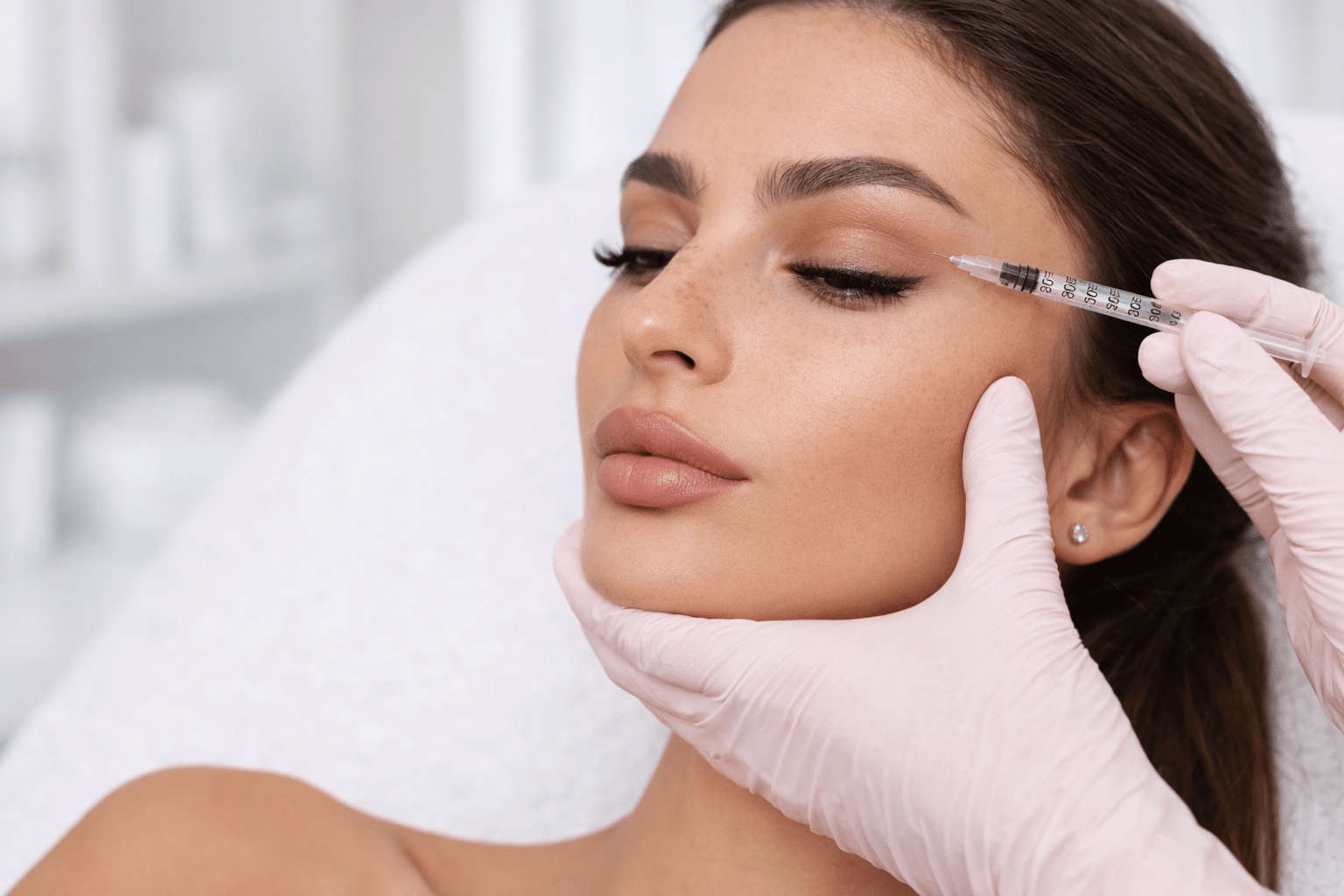 Aplicación de botox foxy eyes en CDMX para levantar la ceja y estilizar la mirada