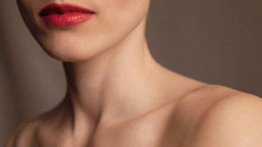 Resultado natural en cuello tras aplicación de toxina botulínica en trapecio.
