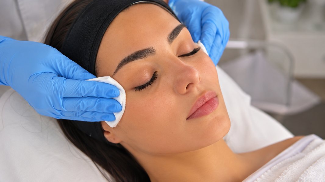 Especialista prepara la piel de una paciente antes de un tratamiento facial con Radiesse.